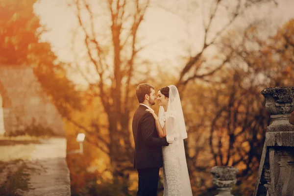 Casal amoroso no castelo — Fotografia de Stock