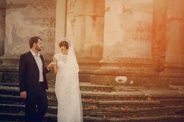 Pareja amorosa en el castillo —  Fotos de Stock