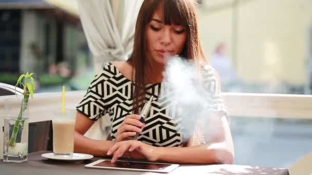 Ceinture dans le café avec E-cigarette — Video