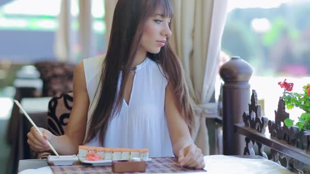 Девушка ест суши — стоковое видео