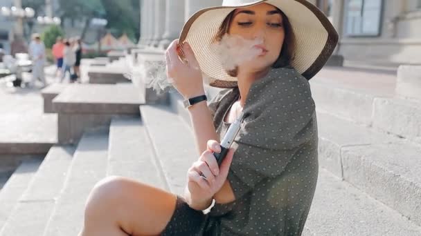 Chica con e-cigarrillo — Vídeos de Stock