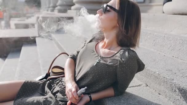 Fille avec e-cigarette — Video