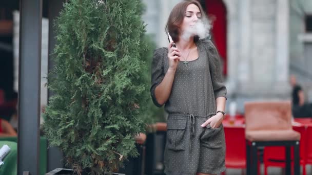 Fille avec e-cigarette — Video