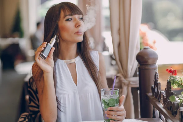 Girn in cafe with E-Cigarette — Stock Photo, Image