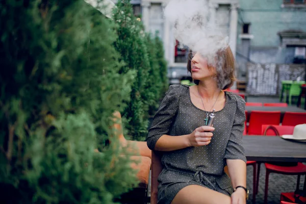 Fille avec e-cigarette — Photo