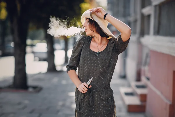E-sigara ile kız — Stok fotoğraf