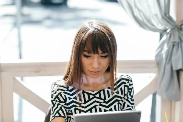 Girl with phone — Stock Photo, Image