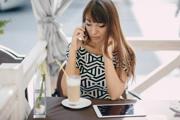 Meisje met telefoon — Stockfoto