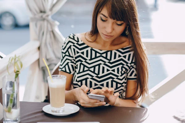 Meisje met telefoon — Stockfoto