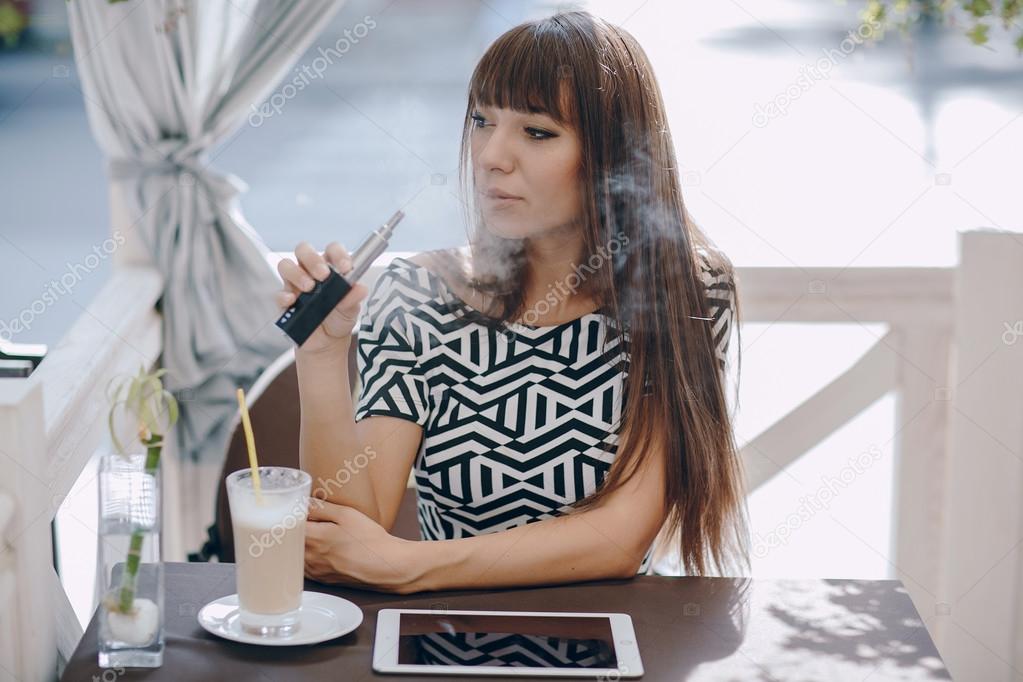 girn in cafe with E-Cigarette