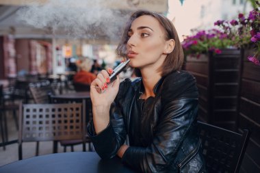 güzel göz alıcı esmer duman elektronik sigara