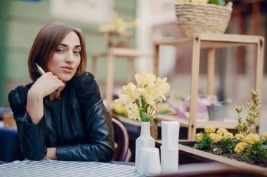 güzel göz alıcı esmer duman elektronik sigara