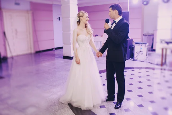 La novia en un restaurante — Foto de Stock