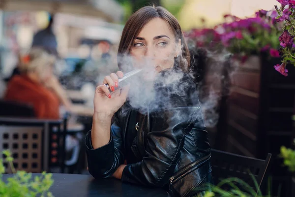 아름 다운 매력적인 갈색 연기 전자 담배 — 스톡 사진