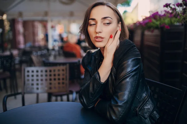 Linda chica sentada en un café — Foto de Stock