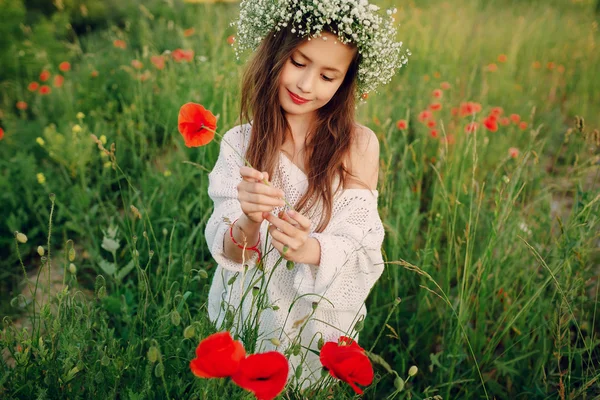 Belle petite fille posant dans une jupe couronne de coquelicots — Photo