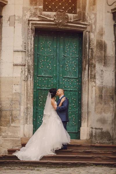 Casamento casal andando — Fotografia de Stock