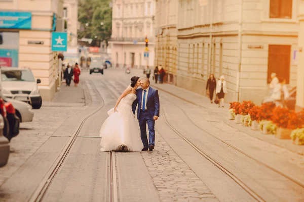 Casamento casal andando — Fotografia de Stock