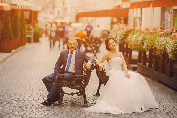 결혼식 한 쌍 걷고 — 스톡 사진