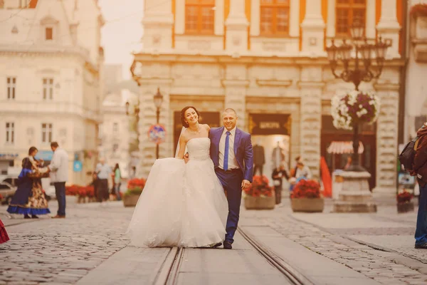 Wedding couple walking — Stock Photo, Image