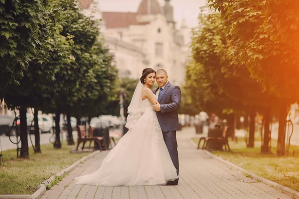 Bruidspaar wandelen — Stockfoto