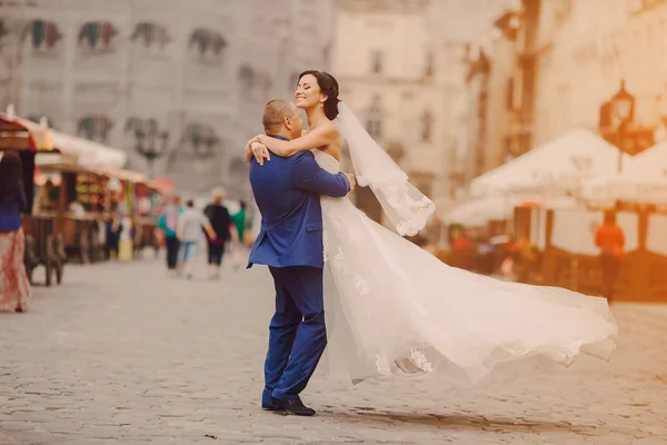 Casamento casal andando — Fotografia de Stock