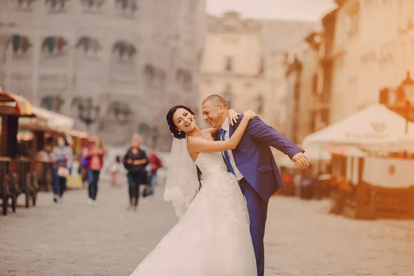 Wedding couple walking — Stock Photo, Image