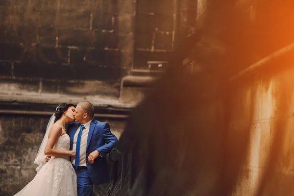 Casamento casal andando — Fotografia de Stock