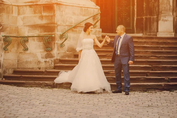 Bröllop par promenader — Stockfoto