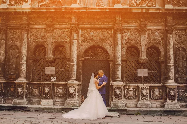 Casamento casal andando — Fotografia de Stock