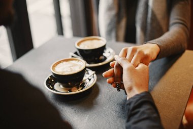 Kafede iki genç insan. Afrikalı çift birlikte vakit geçirmekten zevk alıyor..