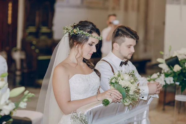 Casamento casal igreja — Fotografia de Stock