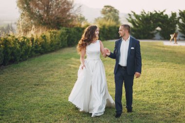 doğada yürüyüş genç erkek ile beyaz elbiseli güzel uzun saçlı gelin