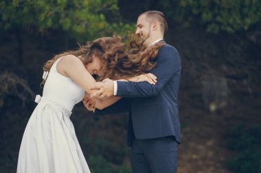 doğada yürüyüş genç erkek ile beyaz elbiseli güzel uzun saçlı gelin