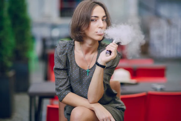 Menina com e-cigarro — Fotografia de Stock