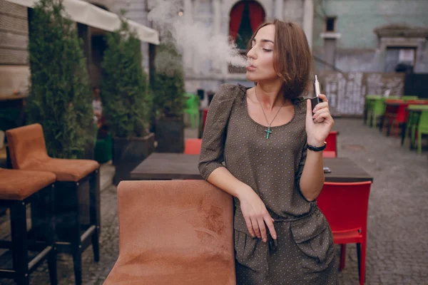 Menina com e-cigarro — Fotografia de Stock