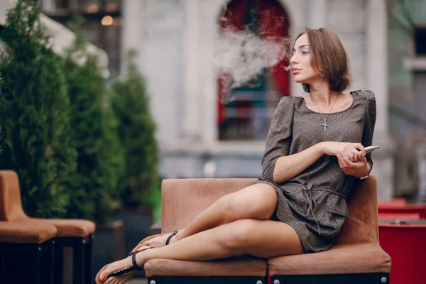 Flicka med e-cigarett — Stockfoto