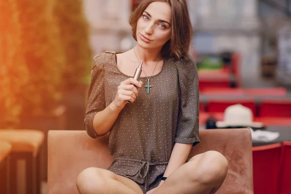 Fille avec e-cigarette — Photo