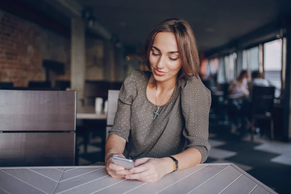 Chica con teléfono — Foto de Stock