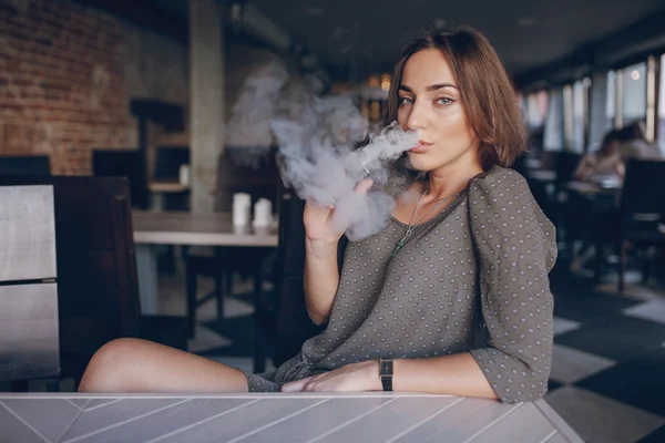 Lány e-cigaretta — Stock Fotó