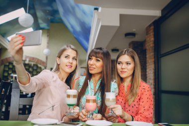 Kızlar telefonları ile