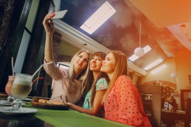 Kızlar telefonları ile