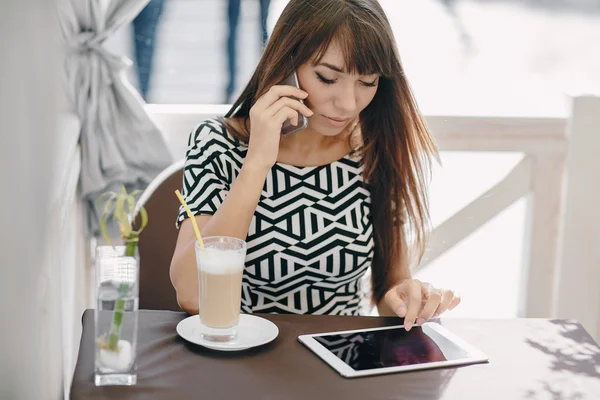 Girl with phone — Stock Photo, Image