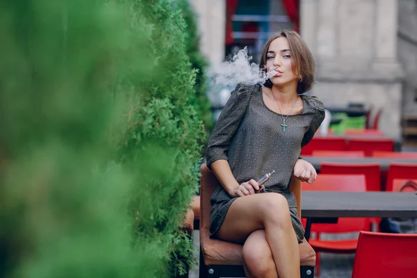 電子タバコを持つ少女 — ストック写真
