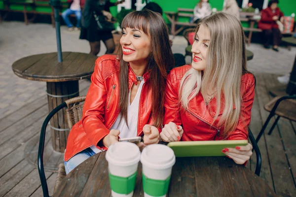 Chicas con teléfono —  Fotos de Stock