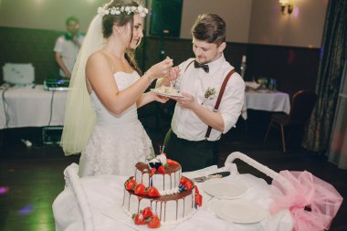 Düğün pastası kesme