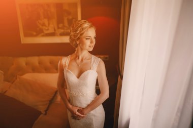 Günaydın gelin otel odasında.