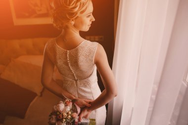 Günaydın gelin otel odasında.