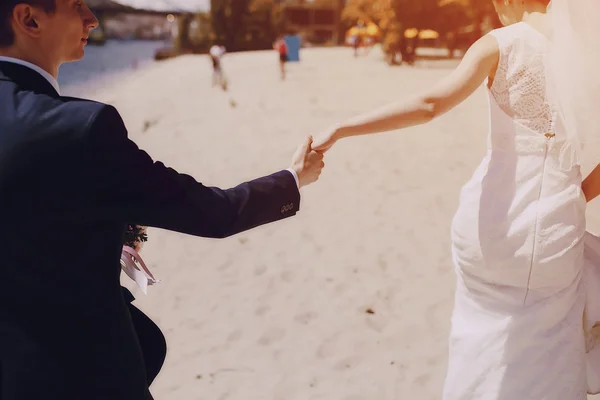 Casal na praia do lago — Fotografia de Stock