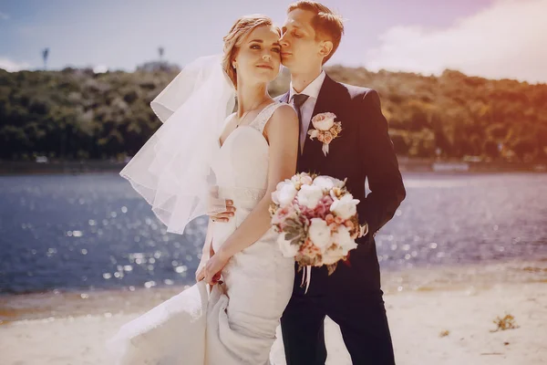 Casal na praia do lago — Fotografia de Stock